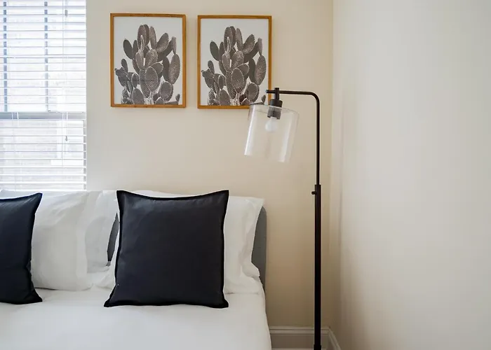 Apartment 3-bedroom Gem With In-unit Laundry - Lawndale 1 *