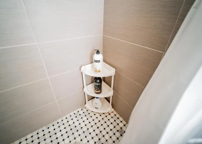 Apartment 3-bedroom Gem With In-unit Laundry - Lawndale 1 *