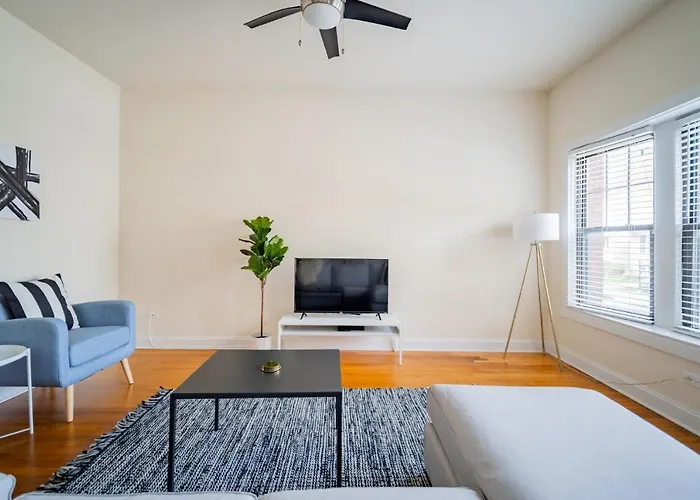 Apartment 3-bedroom Gem With In-unit Laundry - Lawndale 1 Chicago