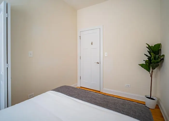 3-bedroom Gem With In-unit Laundry - Lawndale 1 Apartment Chicago