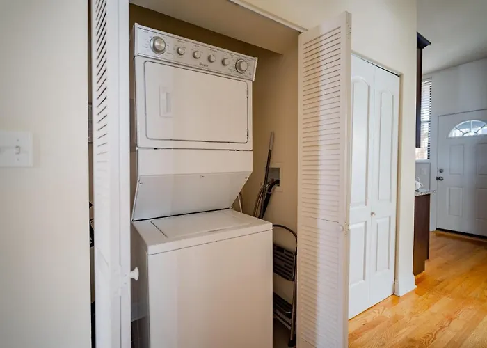3-bedroom Gem With In-unit Laundry - Lawndale 1 Apartment