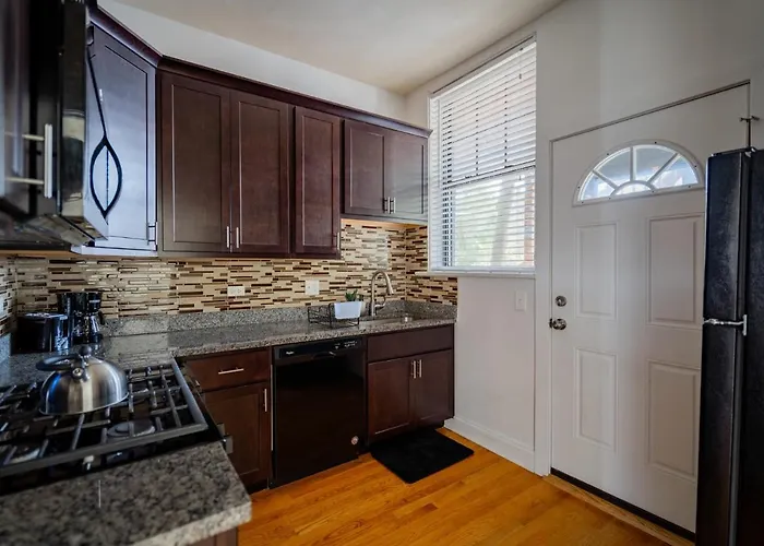 3-bedroom Gem With In-unit Laundry - Lawndale 1 Apartment Chicago
