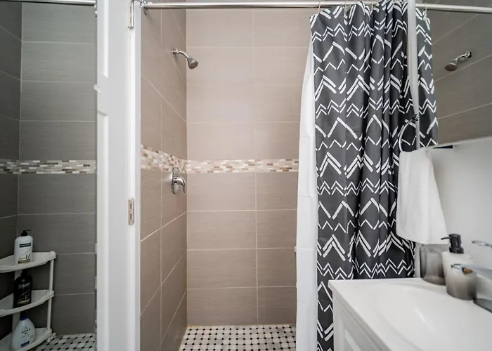 3-bedroom Gem With In-unit Laundry - Lawndale 1 Apartment