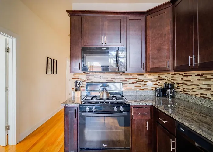 Apartment 3-bedroom Gem With In-unit Laundry - Lawndale 1 Chicago