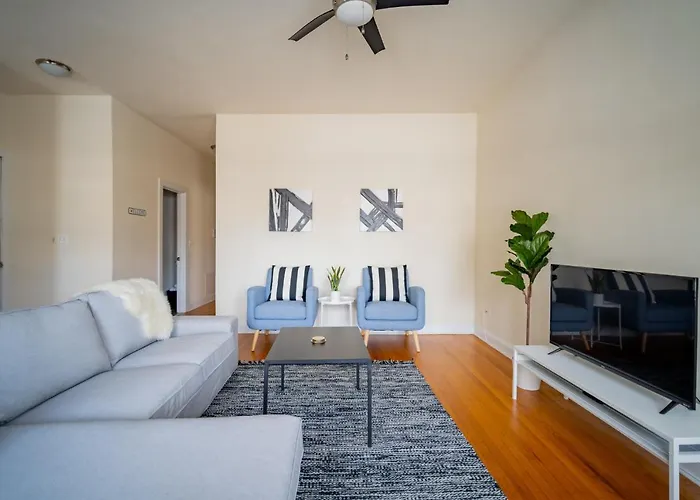 Apartment 3-bedroom Gem With In-unit Laundry - Lawndale 1