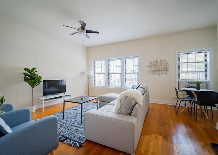 Apartment 3-bedroom Gem With In-unit Laundry - Lawndale 1