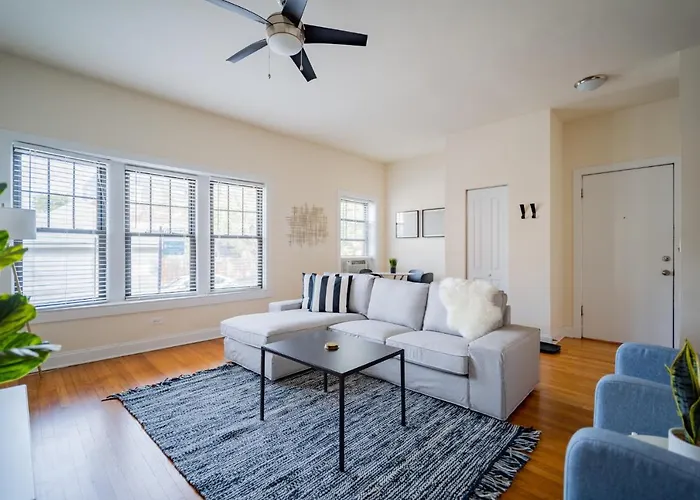 3-bedroom Gem With In-unit Laundry - Lawndale 1 Apartment