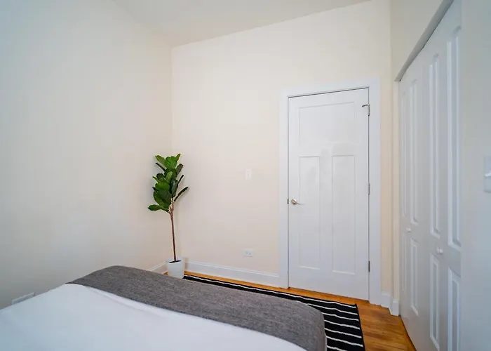 3-bedroom Gem With In-unit Laundry - Lawndale 1 *