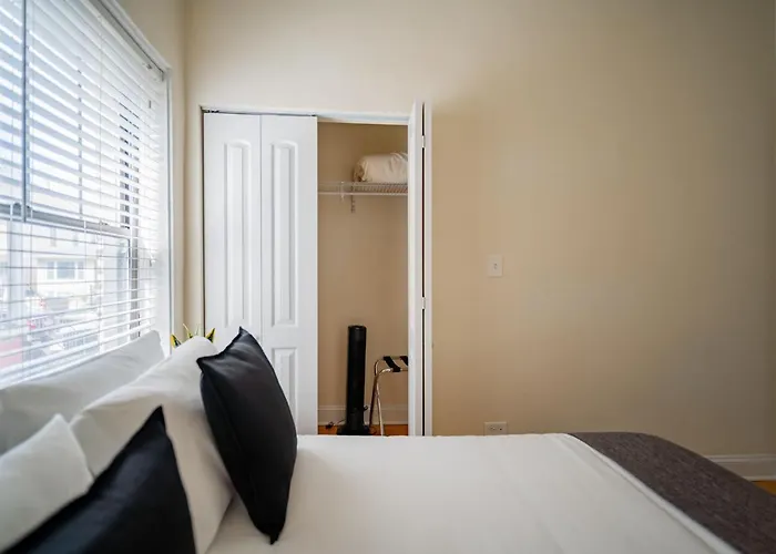 3-bedroom Gem With In-unit Laundry - Lawndale 1 Apartment