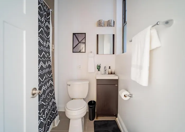 Apartment 3-bedroom Gem With In-unit Laundry - Lawndale 1 *