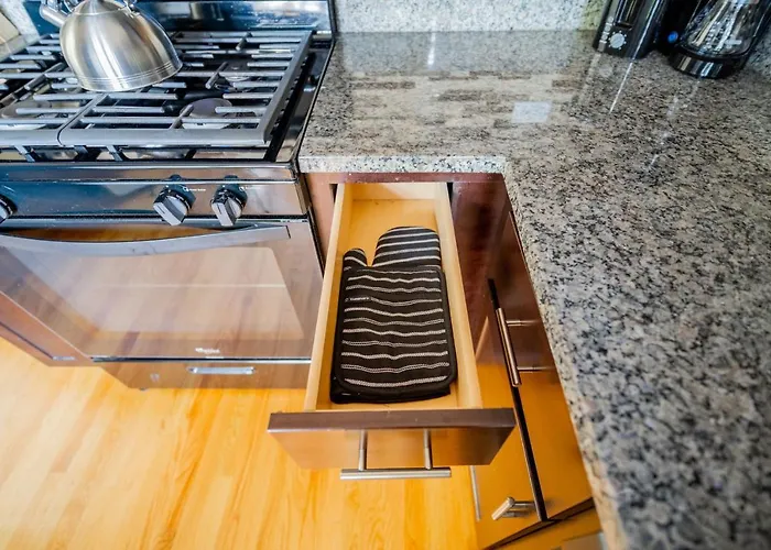 Apartment 3-bedroom Gem With In-unit Laundry - Lawndale 1 Chicago