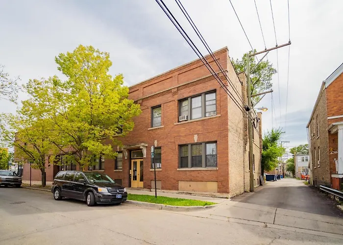 3-bedroom Gem With In-unit Laundry - Lawndale 1 Apartment