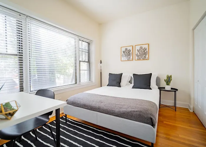 Apartment 3-bedroom Gem With In-unit Laundry - Lawndale 1 *