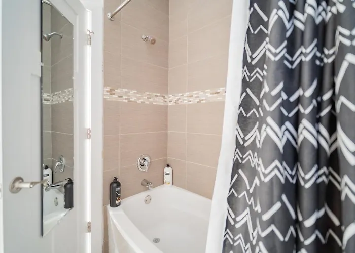 Apartment 3-bedroom Gem With In-unit Laundry - Lawndale 1 *